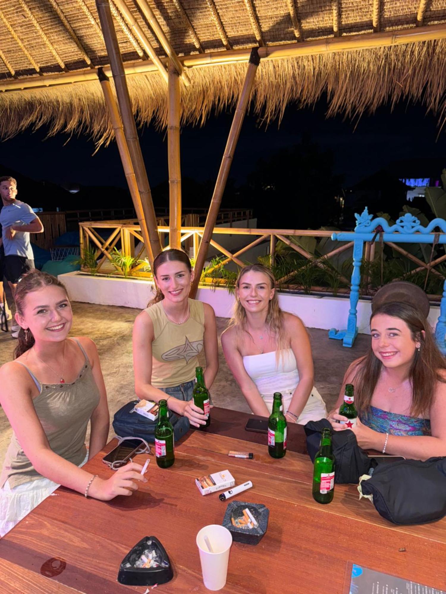 Canggu Central Hostel Экстерьер фото